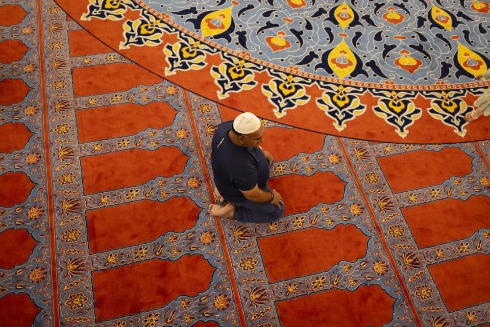 رجال مسلمون من جنوب أفريقيا يؤدون الصلاة في مسجد خلال شهر رمضان المبارك (6) رجال مسلمون من جنوب أفريقيا يؤدون الصلاة في مسجد خلال شهر رمضان المبارك (6)