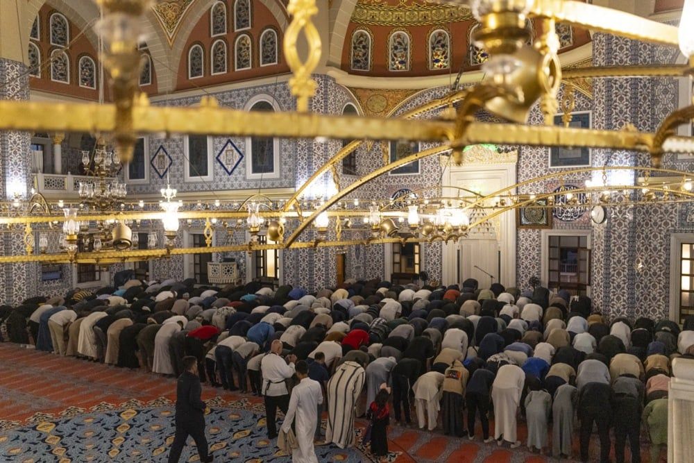 رجال مسلمون من جنوب أفريقيا يؤدون الصلاة في مسجد خلال شهر رمضان المبارك (1) رجال مسلمون من جنوب أفريقيا يؤدون الصلاة في مسجد خلال شهر رمضان المبارك (1)