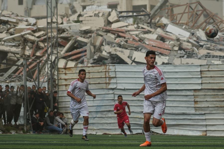 الكرة فى الملعب.. دورات رمضانية ومبارايات ودية بقطاع غزة رغم الجرب (2) الكرة فى الملعب.. دورات رمضانية ومبارايات ودية بقطاع غزة رغم الجرب (2)