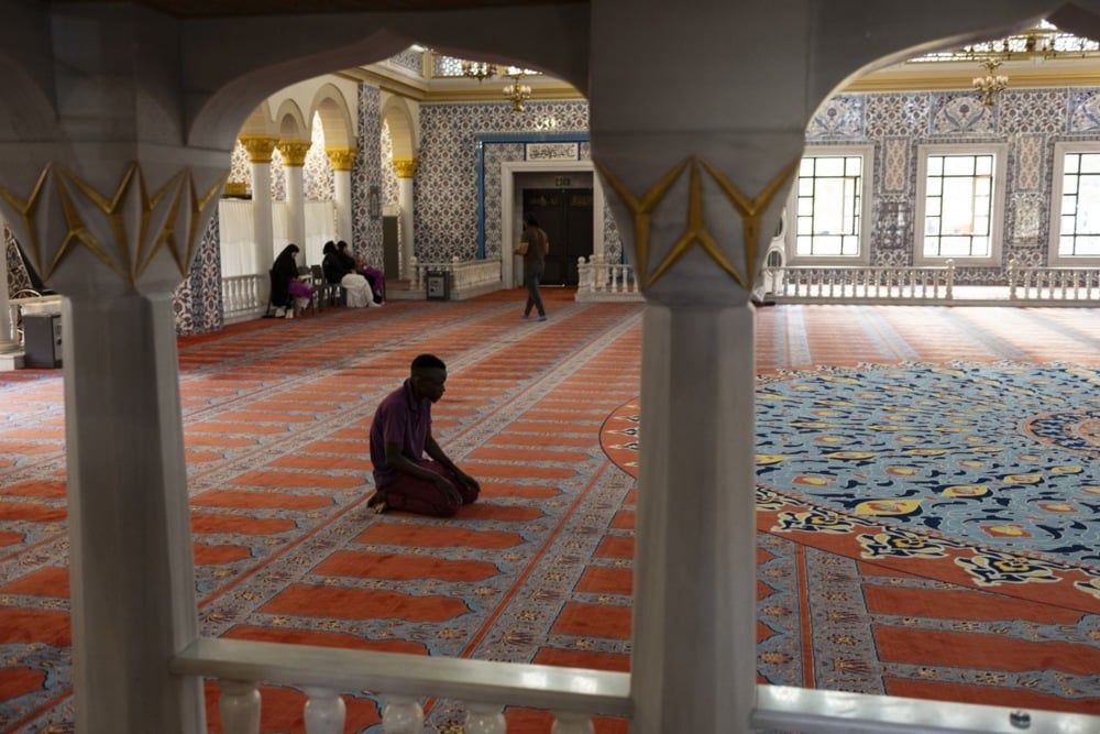 رجال مسلمون من جنوب أفريقيا يؤدون الصلاة في مسجد خلال شهر رمضان المبارك (5) رجال مسلمون من جنوب أفريقيا يؤدون الصلاة في مسجد خلال شهر رمضان المبارك (5)