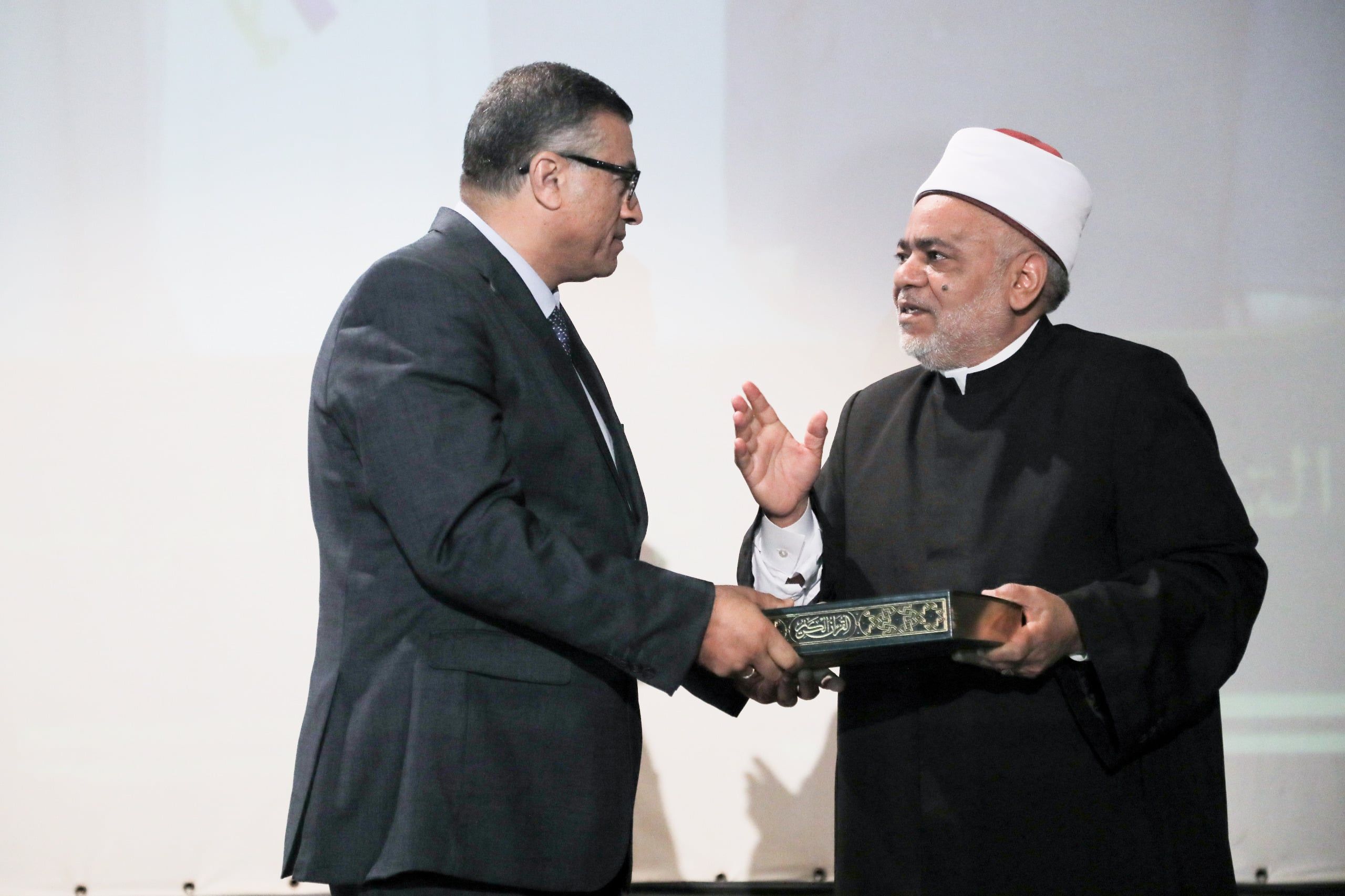 مصحف بماء الذهب.. هدية شيخ الأزهر لمحافظ قنا مصحف بماء الذهب.. هدية شيخ الأزهر لمحافظ قنا