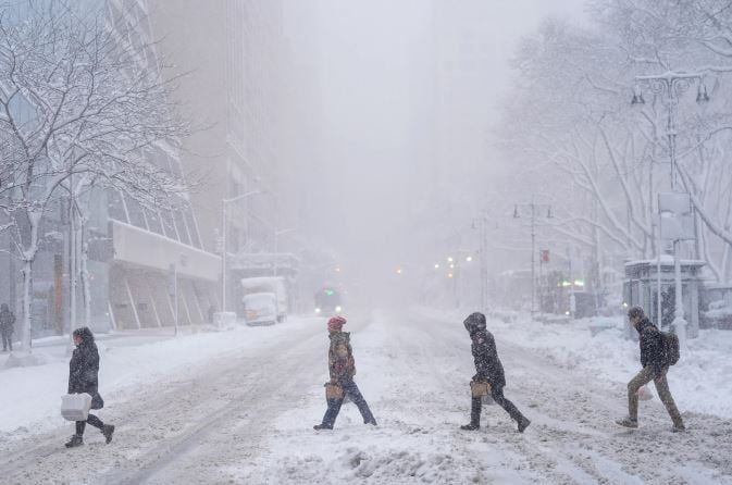صور لعاصفة ثلجية هائلة تضرب شمال شرق الولايات المتحدة (2) صور لعاصفة ثلجية هائلة تضرب شمال شرق الولايات المتحدة (2)