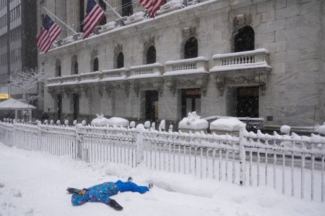 صور لعاصفة ثلجية هائلة تضرب شمال شرق الولايات المتحدة (5) صور لعاصفة ثلجية هائلة تضرب شمال شرق الولايات المتحدة (5)