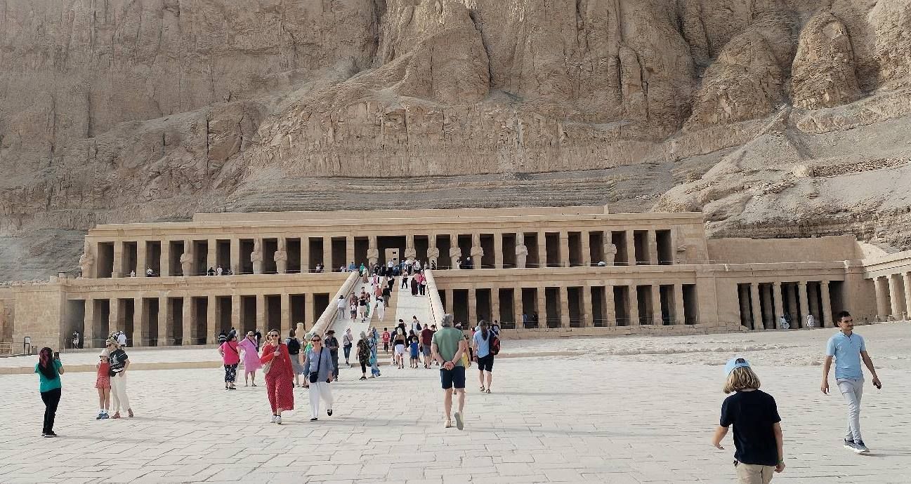 اقبال سياحي كبير فى قلب معبد حتشبسوت بالدير البحرى