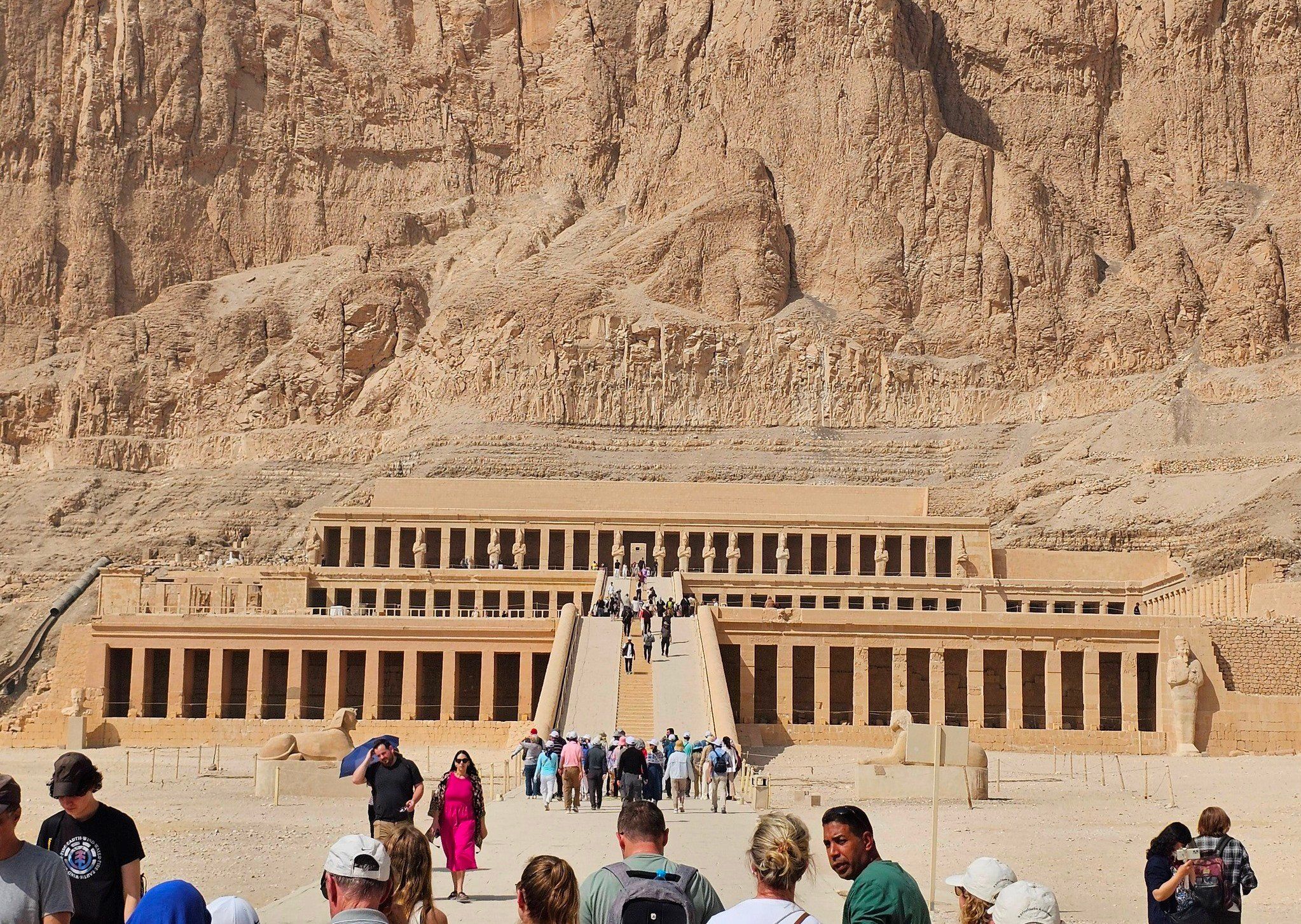السياح يستمتعون بزيارة معبد الملكة حتشبسوت بالدير البحرى