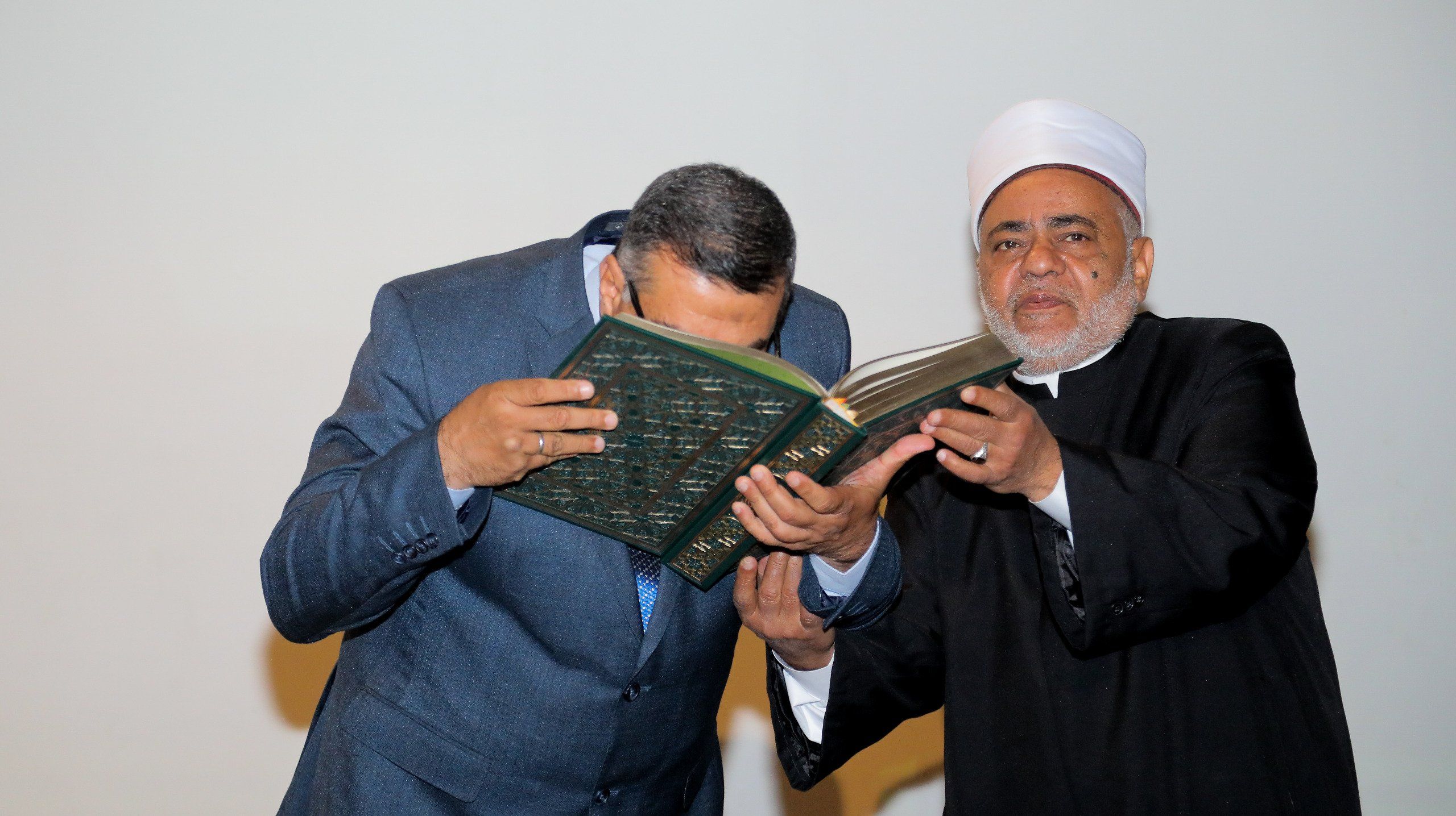 المحافظ يقبل المصحف هدية شيخ الأزهر له المحافظ يقبل المصحف هدية شيخ الأزهر له