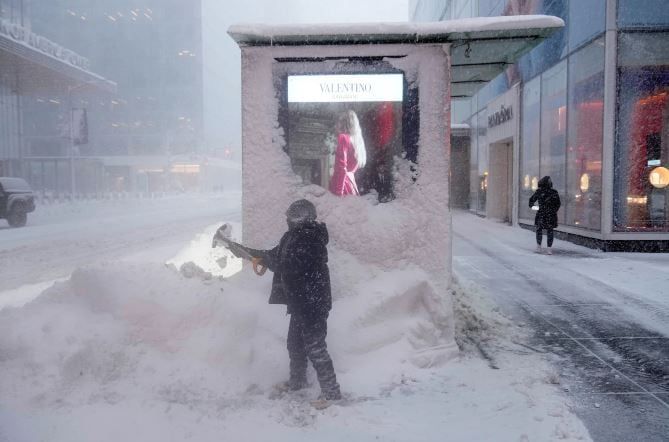 صور لعاصفة ثلجية هائلة تضرب شمال شرق الولايات المتحدة (7) صور لعاصفة ثلجية هائلة تضرب شمال شرق الولايات المتحدة (7)