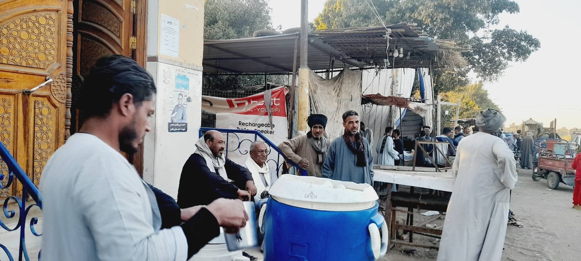 تجهيز الشباب للمائدة تجهيز الشباب للمائدة