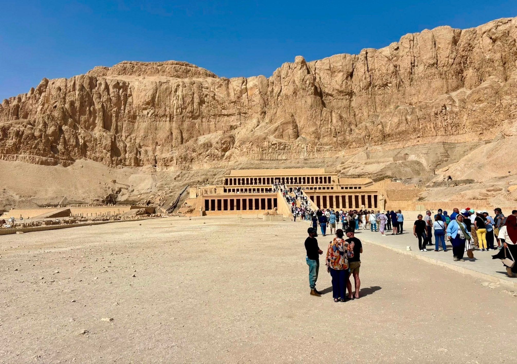 التوافد السياحي الكبير على معبد الملكة حتشبسوت