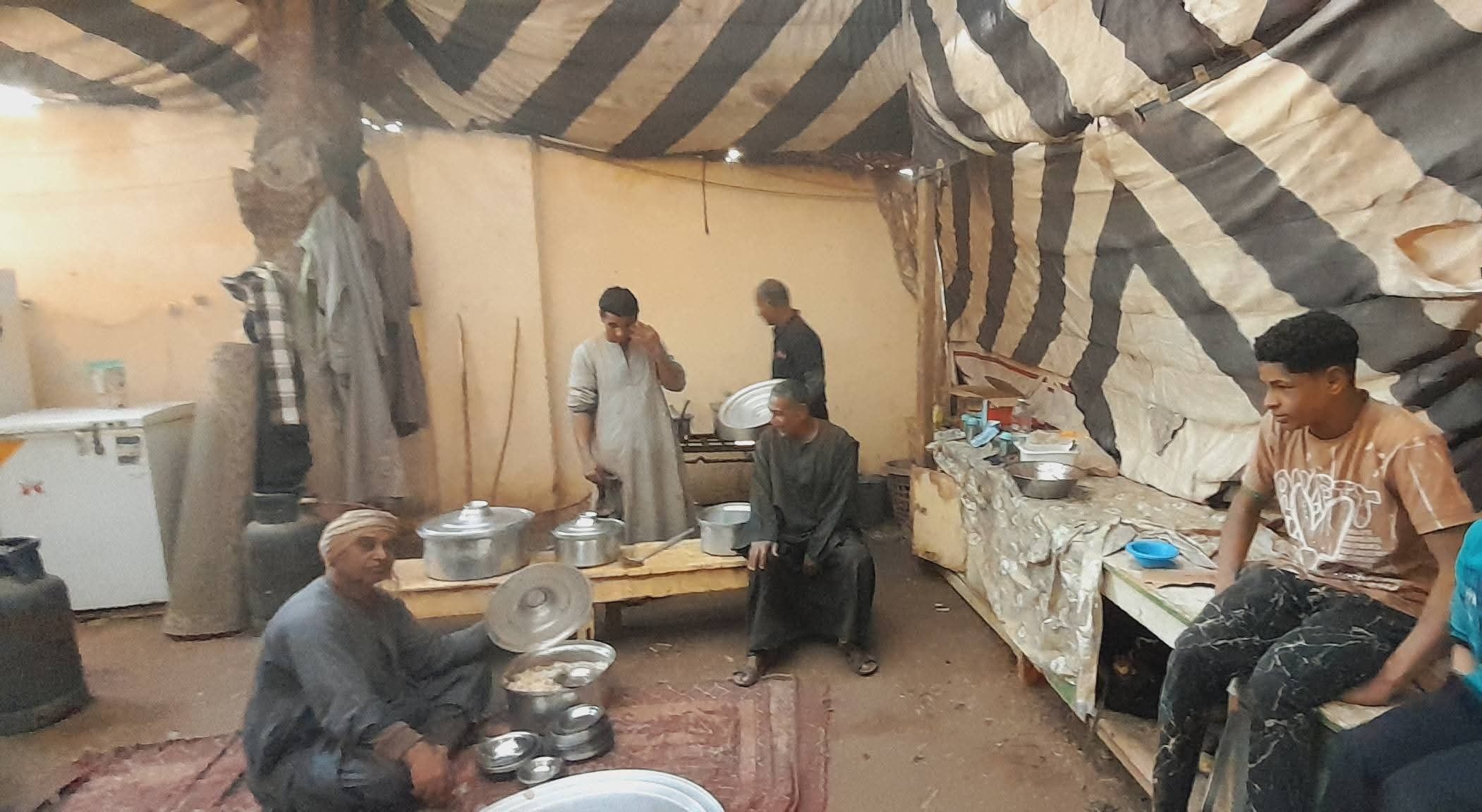 تجمع عدد من الأهالي لتجهيز الوجبات تجمع عدد من الأهالي لتجهيز الوجبات