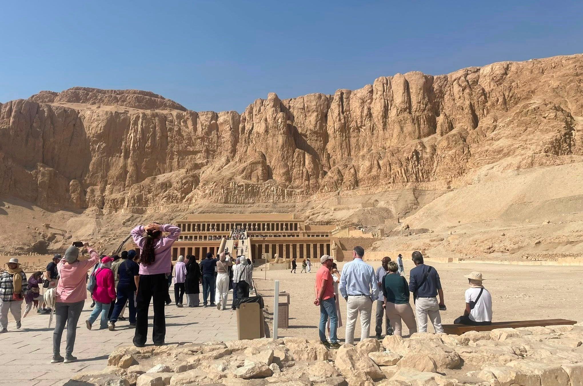 التوافد الكبير من سياح العالم فى معبد الملكة حتشبسوت