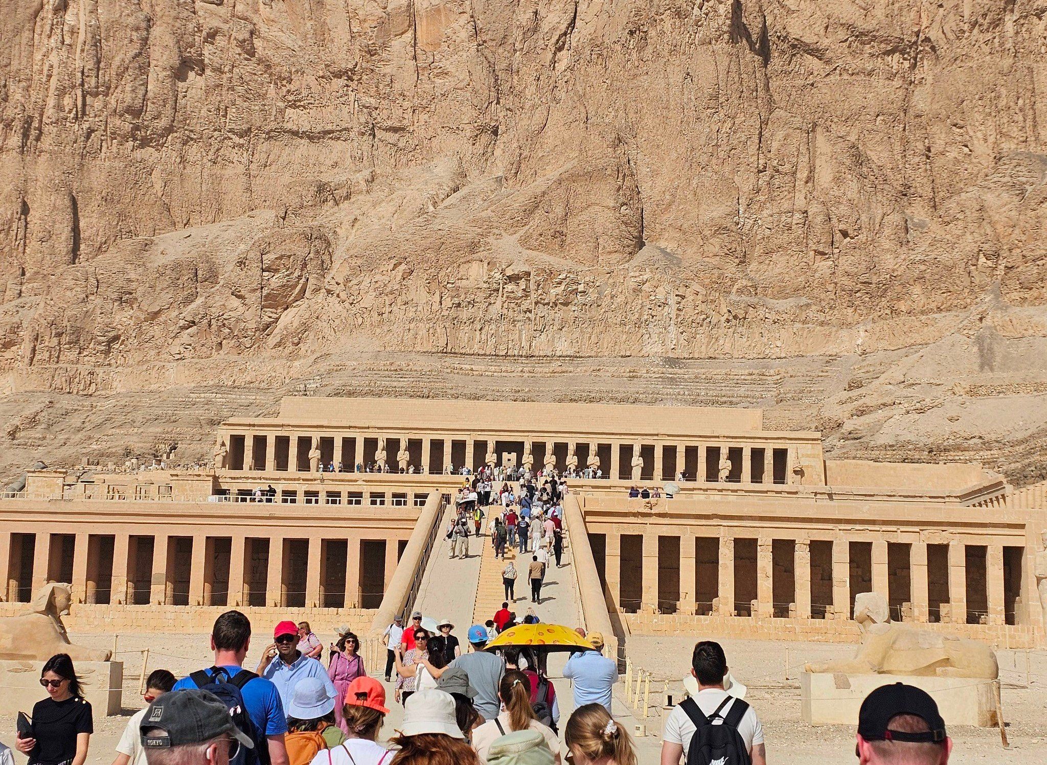 إقبال سياحي كبير فى معبد الملكة حتشبسوت