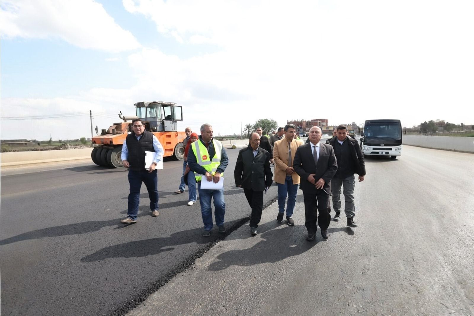 وزير النقل يتفقد الطريق وزير النقل يتفقد الطريق