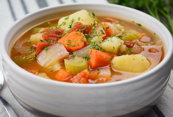 طبق الشوربة على مائدة الإفطار لمريض السكر