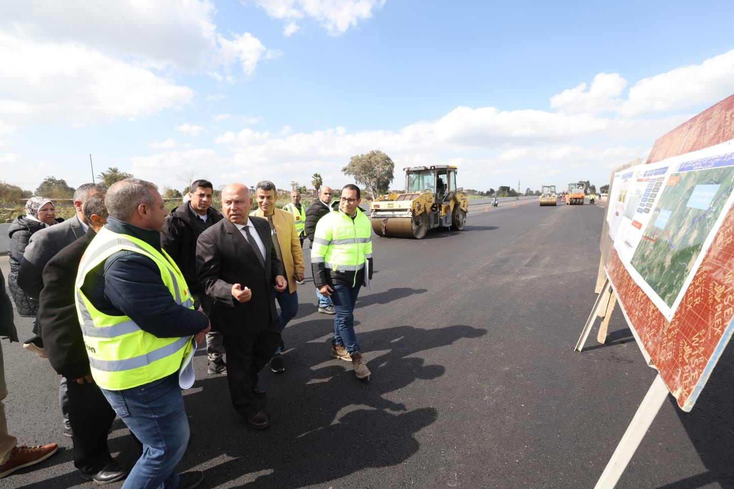 جانب من تفقد وزير النقل الطريق جانب من تفقد وزير النقل الطريق