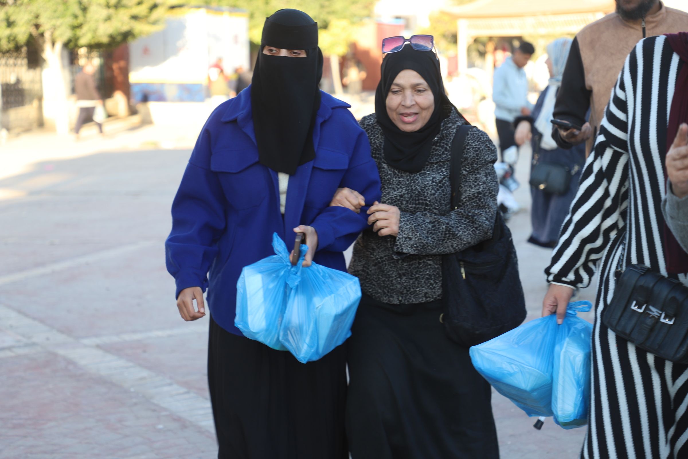 نساء ورجال مشاركون في الحملة نساء ورجال مشاركون في الحملة