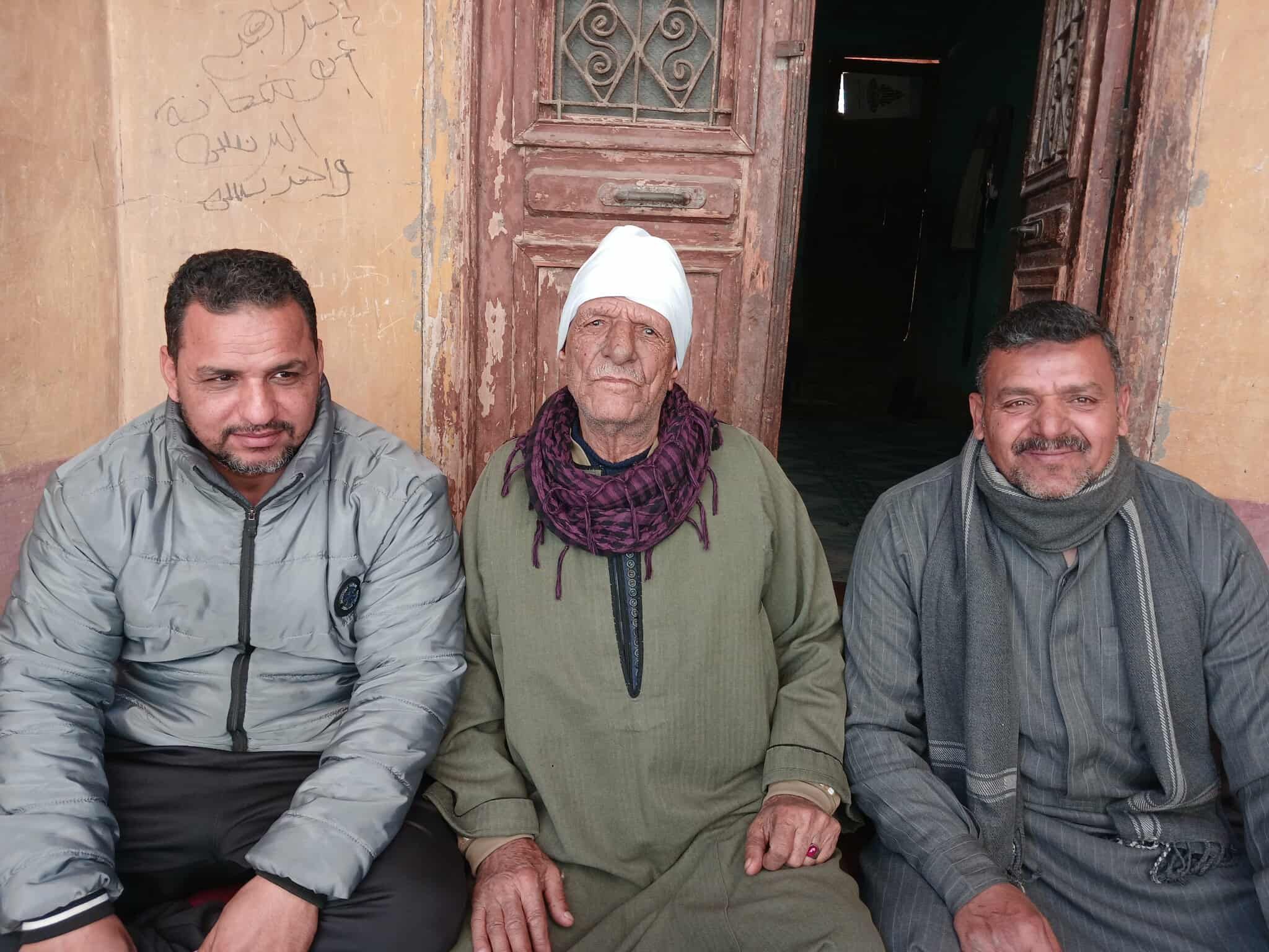 العم ابراهيم مع جيرانه العم ابراهيم مع جيرانه