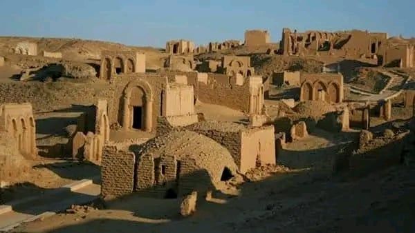 جانب من تصميم المقابر على نظام الاقبية جانب من تصميم المقابر على نظام الاقبية