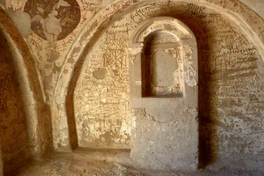 داخل احدى مقابر البجوات الأثرية داخل احدى مقابر البجوات الأثرية