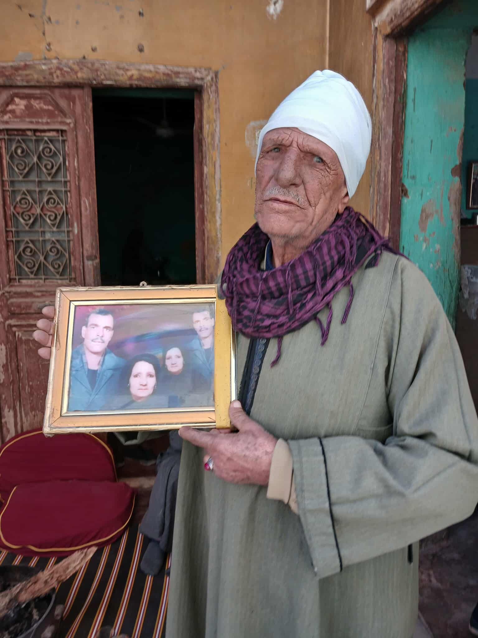 البطل مع والدته فى مرحلة الشباب البطل مع والدته فى مرحلة الشباب