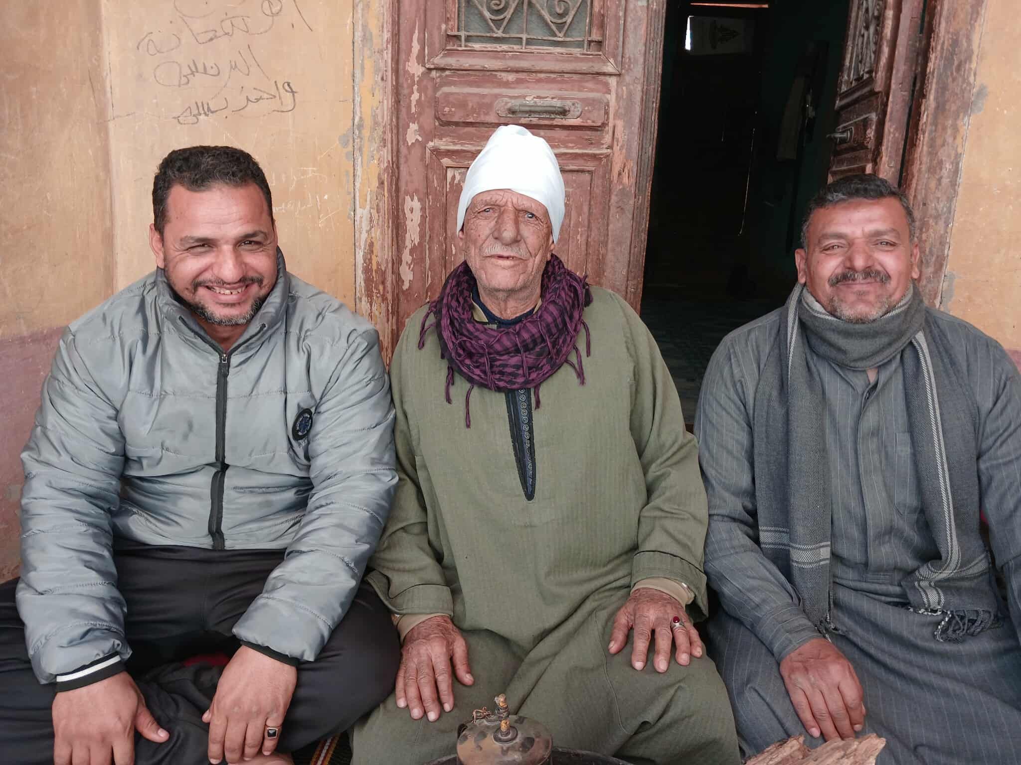 العم ابراهيم وسط جيرانه العم ابراهيم وسط جيرانه