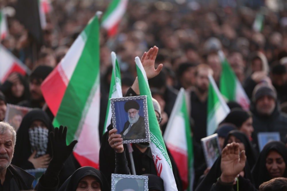 تجمع المشيعون في ميدان انقلاب في طهران عقب وفاة المرشد الأعلى الإيراني آية الله علي خامنئي (9) تجمع المشيعون في ميدان انقلاب في طهران عقب وفاة المرشد الأعلى الإيراني آية الله علي خامنئي (9)