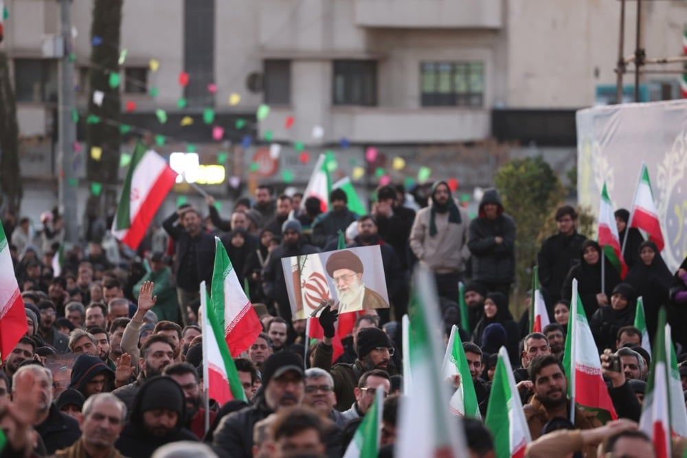 تجمع المشيعون في ميدان انقلاب في طهران عقب وفاة المرشد الأعلى الإيراني آية الله علي خامنئي (8) تجمع المشيعون في ميدان انقلاب في طهران عقب وفاة المرشد الأعلى الإيراني آية الله علي خامنئي (8)