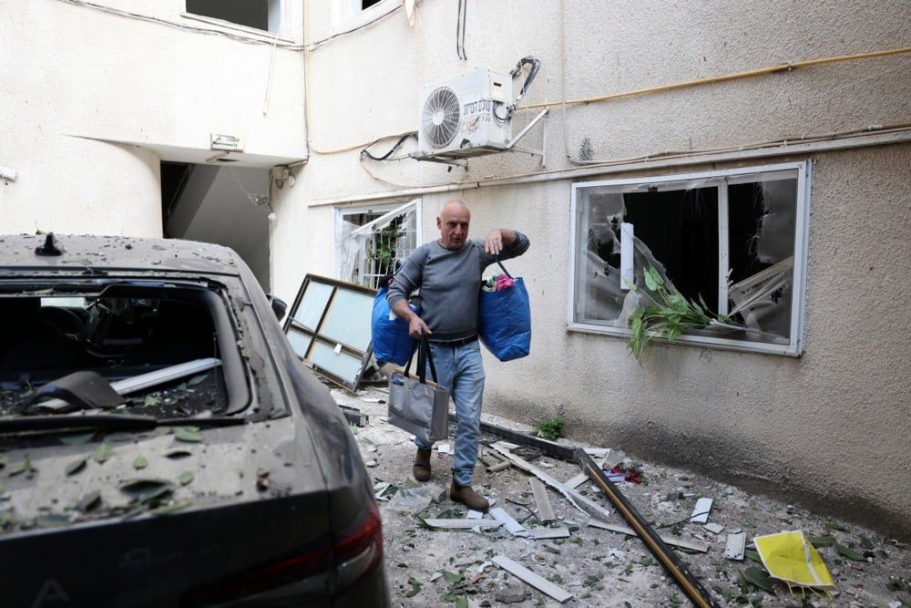 صافرات إنذار وقصف عشوائى.. استمرار الهجمات الإيرانية على إسرائيل (16) صافرات إنذار وقصف عشوائى.. استمرار الهجمات الإيرانية على إسرائيل (16)