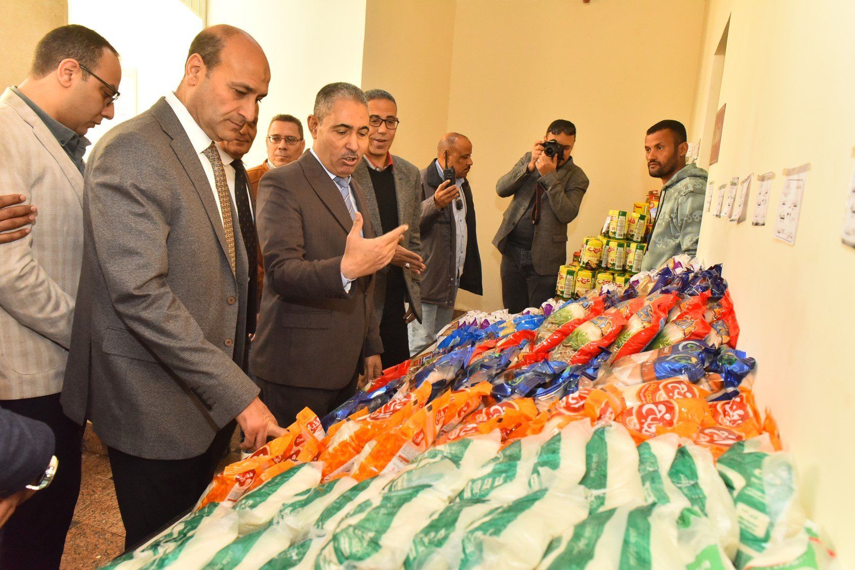 محافظ اسيوط يتابع معرض اهلا رمضان (3) محافظ اسيوط يتابع معرض اهلا رمضان (3)