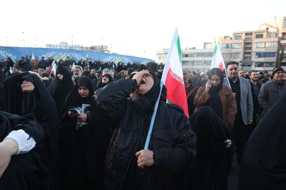 تجمع المشيعون في ميدان انقلاب في طهران عقب وفاة المرشد الأعلى الإيراني آية الله علي خامنئي (1) تجمع المشيعون في ميدان انقلاب في طهران عقب وفاة المرشد الأعلى الإيراني آية الله علي خامنئي (1)