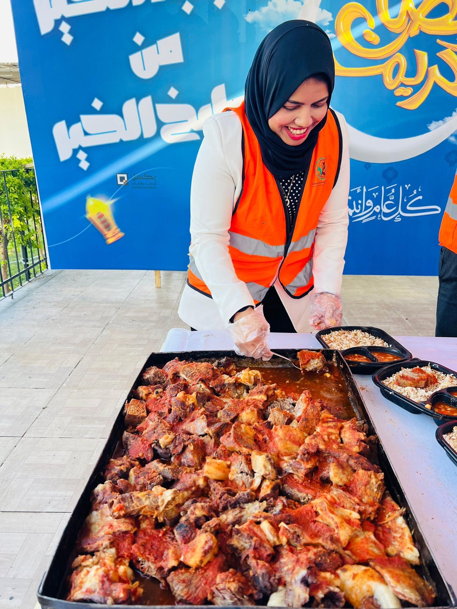 فتيات الأقصر تشارك فى تجهيز وجبات للأهالي على الصحراوى الغربي فتيات الأقصر تشارك فى تجهيز وجبات للأهالي على الصحراوى الغربي