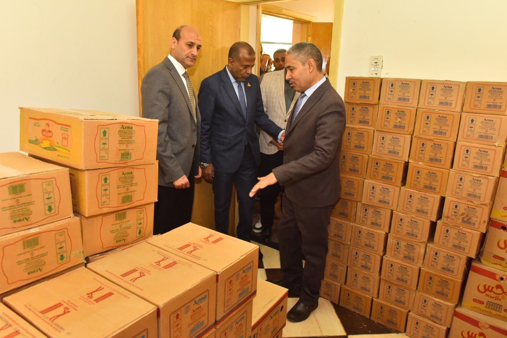 محافظ اسيوط يتابع معرض اهلا رمضان (1) محافظ اسيوط يتابع معرض اهلا رمضان (1)