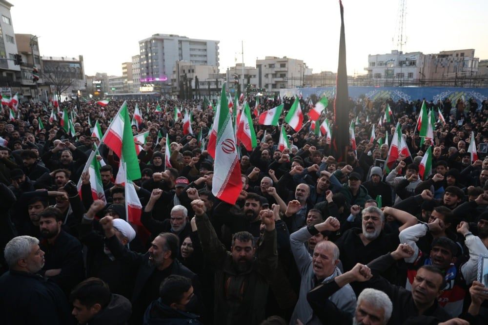 تجمع المشيعون في ميدان انقلاب في طهران عقب وفاة المرشد الأعلى الإيراني آية الله علي خامنئي (6) تجمع المشيعون في ميدان انقلاب في طهران عقب وفاة المرشد الأعلى الإيراني آية الله علي خامنئي (6)