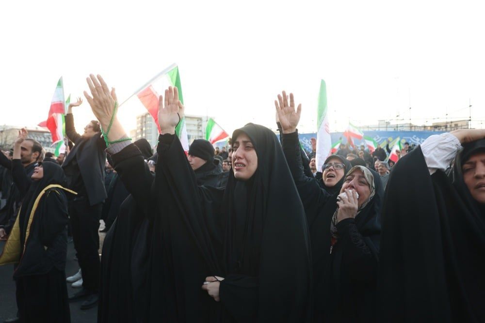 تجمع المشيعون في ميدان انقلاب في طهران عقب وفاة المرشد الأعلى الإيراني آية الله علي خامنئي (5) تجمع المشيعون في ميدان انقلاب في طهران عقب وفاة المرشد الأعلى الإيراني آية الله علي خامنئي (5)