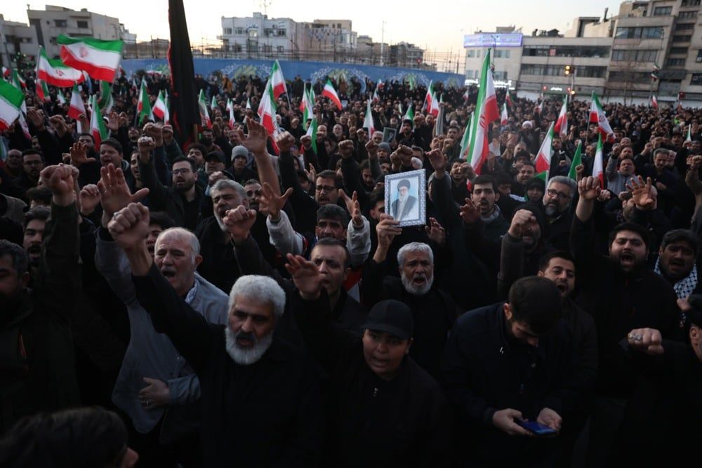 تجمع المشيعون في ميدان انقلاب في طهران عقب وفاة المرشد الأعلى الإيراني آية الله علي خامنئي (4) تجمع المشيعون في ميدان انقلاب في طهران عقب وفاة المرشد الأعلى الإيراني آية الله علي خامنئي (4)