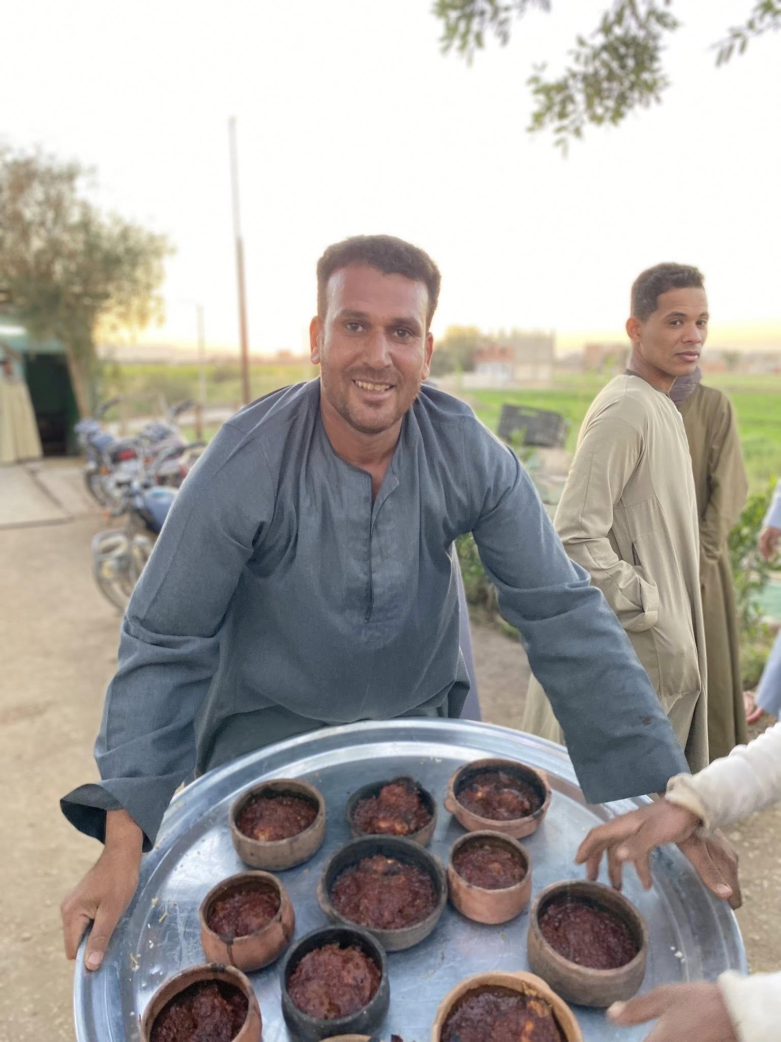 فرحة الشباب بتجهيز طواجن السمك لضيوف الرحمن فرحة الشباب بتجهيز طواجن السمك لضيوف الرحمن