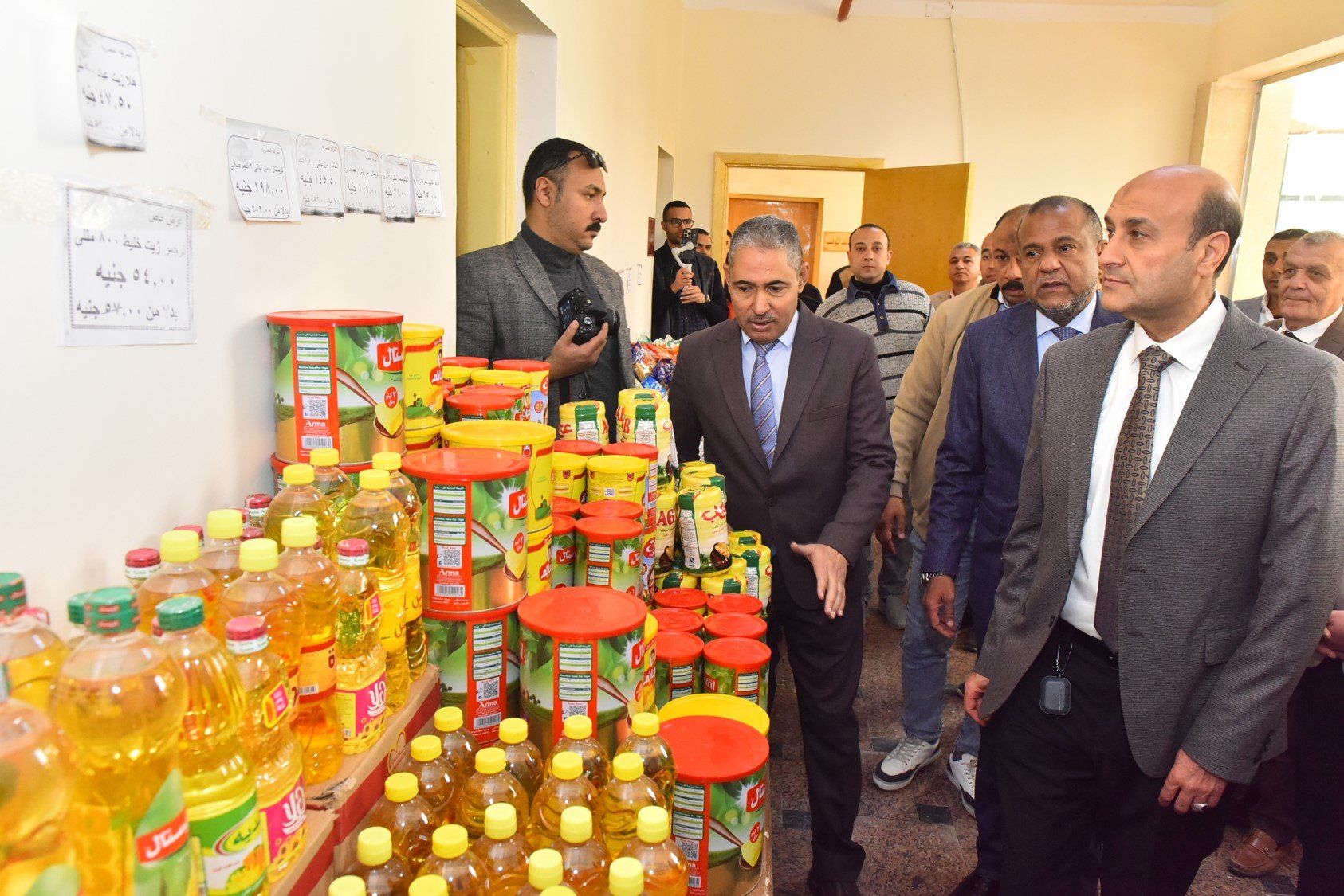 محافظ اسيوط يتابع معرض اهلا رمضان (2) محافظ اسيوط يتابع معرض اهلا رمضان (2)