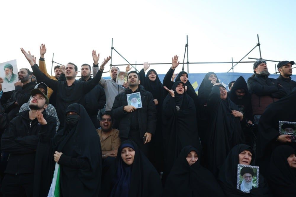 تجمع المشيعون في ميدان انقلاب في طهران عقب وفاة المرشد الأعلى الإيراني آية الله علي خامنئي (2) تجمع المشيعون في ميدان انقلاب في طهران عقب وفاة المرشد الأعلى الإيراني آية الله علي خامنئي (2)