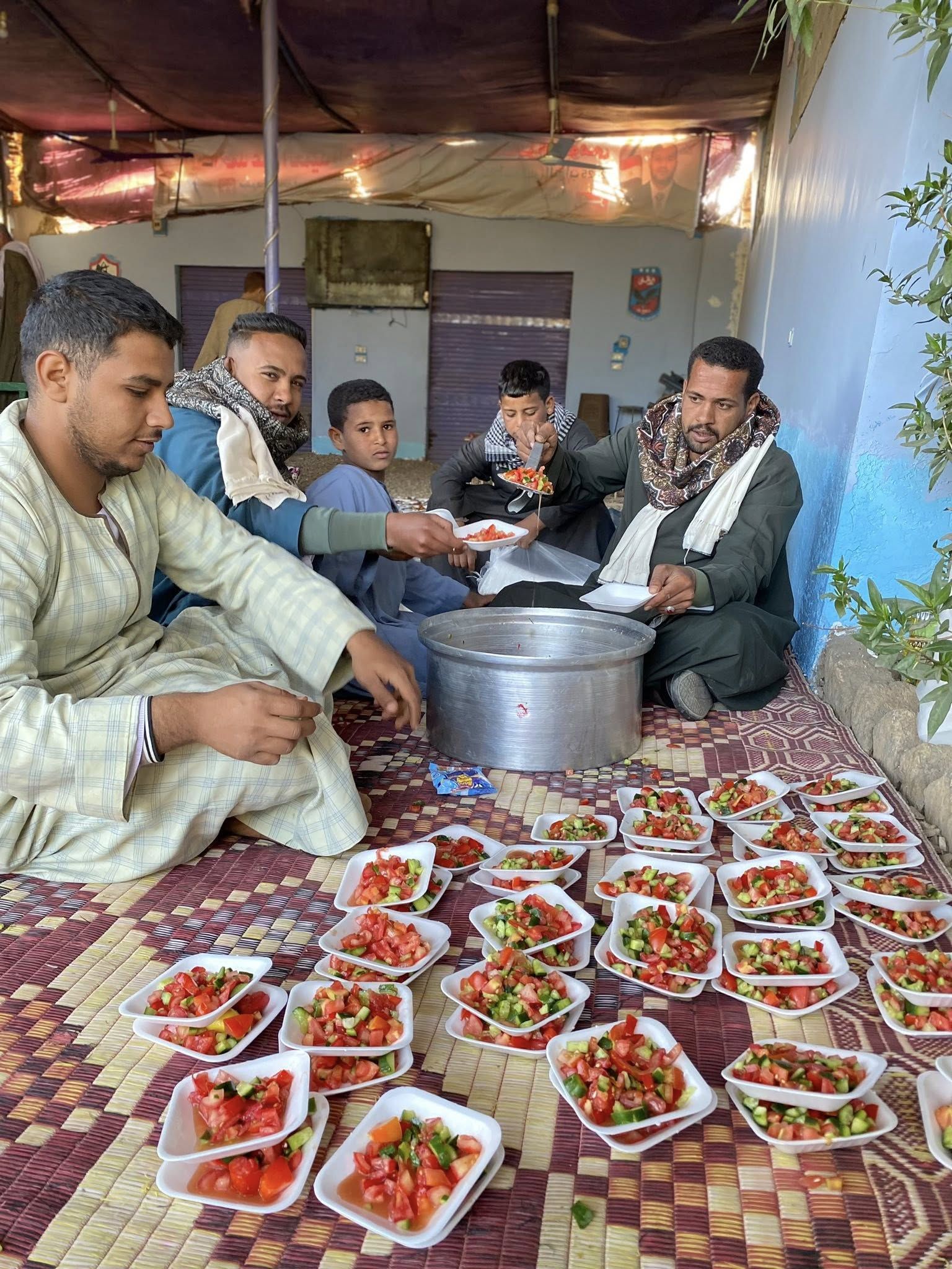 مشاركة الجميع فى تجهيز الأكلات والإفطار لضيوف الرحمن مشاركة الجميع فى تجهيز الأكلات والإفطار لضيوف الرحمن