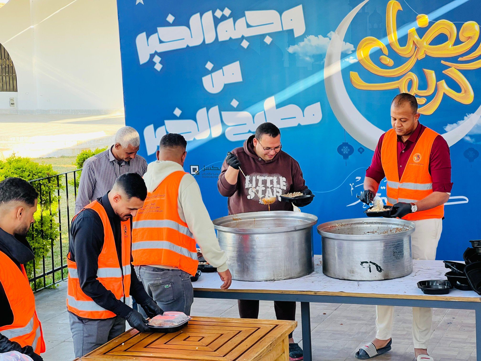 ذبح عجل كل 3 أيام لتوزيعه على الطريق الصحراوى غرب الأقصر ذبح عجل كل 3 أيام لتوزيعه على الطريق الصحراوى غرب الأقصر