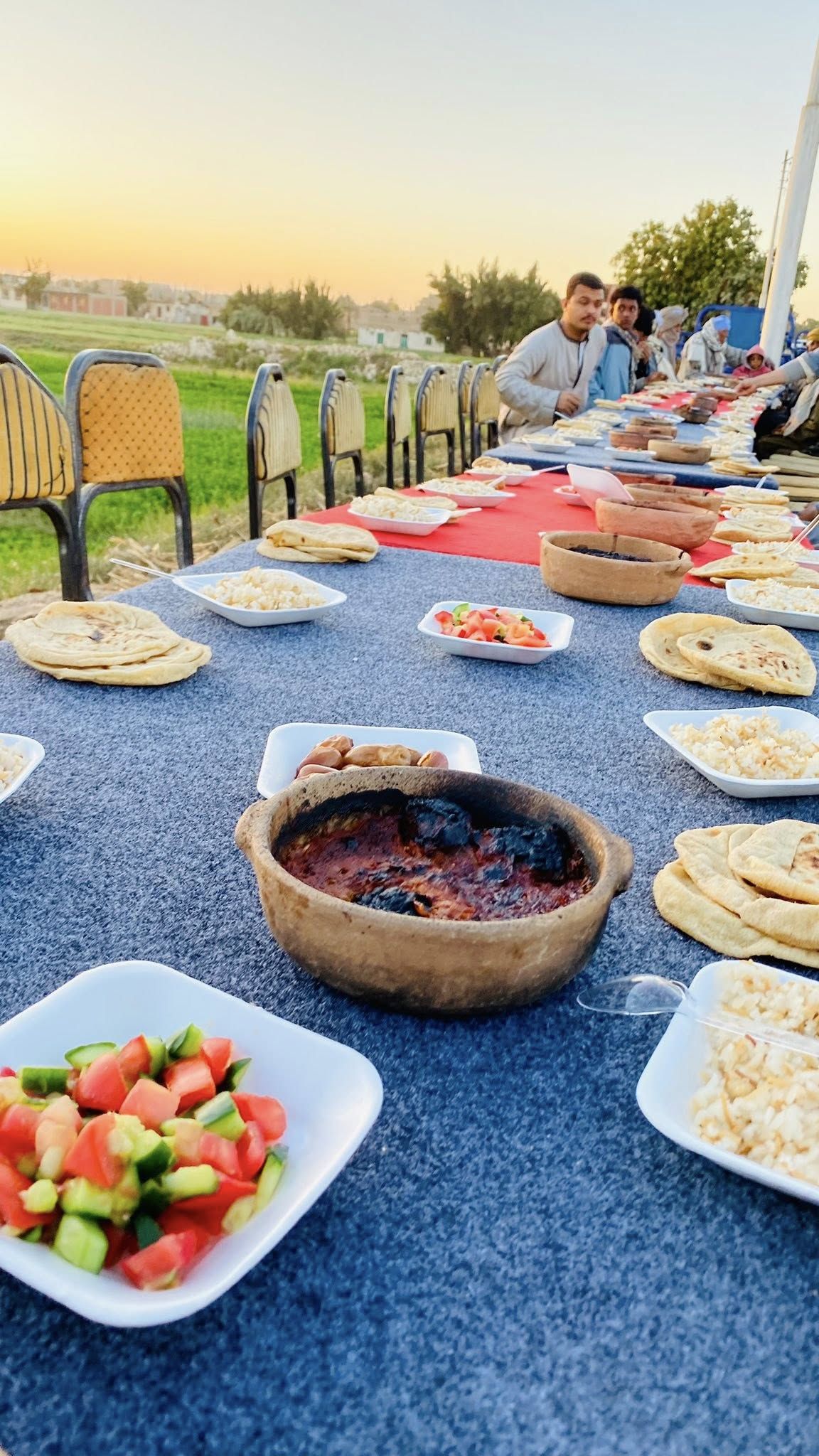 طواجن السمك على مائدة رمضانية أمام قرية الكيمان بالأقصر طواجن السمك على مائدة رمضانية أمام قرية الكيمان بالأقصر