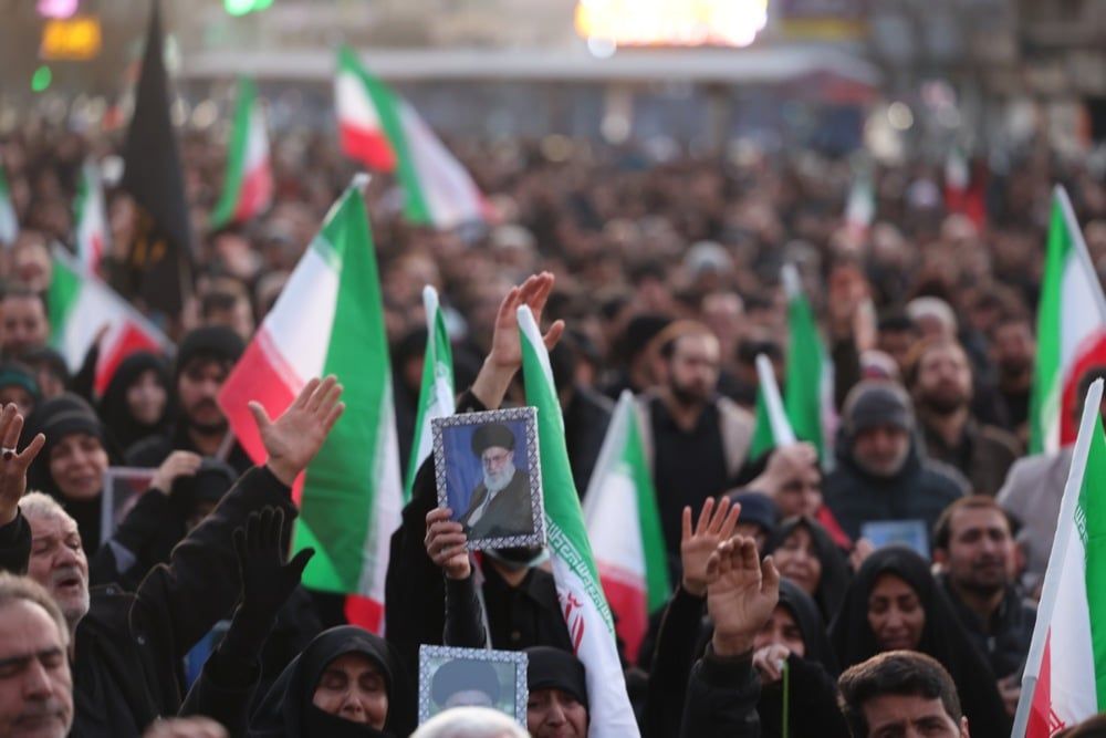 تجمع المشيعون في ميدان انقلاب في طهران عقب وفاة المرشد الأعلى الإيراني آية الله علي خامنئي (7) تجمع المشيعون في ميدان انقلاب في طهران عقب وفاة المرشد الأعلى الإيراني آية الله علي خامنئي (7)