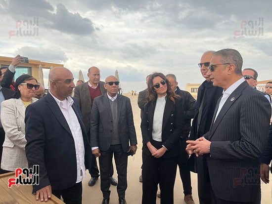 209955-محافظ-الجيزة-يسلم-منصات-بيع-الهدايا--بالأهرامات 209955-محافظ-الجيزة-يسلم-منصات-بيع-الهدايا--بالأهرامات