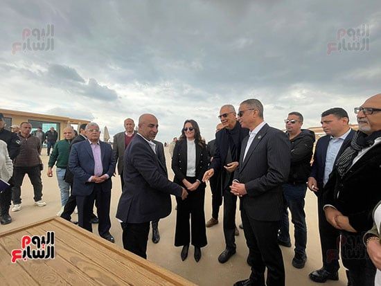 219706-محافظ-الجيزة-يسلم-منصات-بيع-الهدايا-التذكارية-بالأهرامات 219706-محافظ-الجيزة-يسلم-منصات-بيع-الهدايا-التذكارية-بالأهرامات