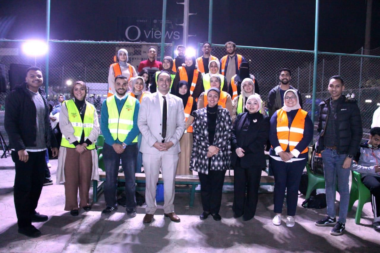 الدكتور عمرو عثمان يتوسط المتطوعين بصندوق مكافحة الإدمان الدكتور عمرو عثمان يتوسط المتطوعين بصندوق مكافحة الإدمان