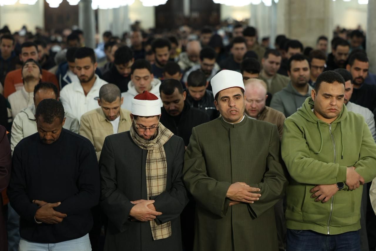 صلاة التراويح داخل الجامع الأزهر صلاة التراويح داخل الجامع الأزهر