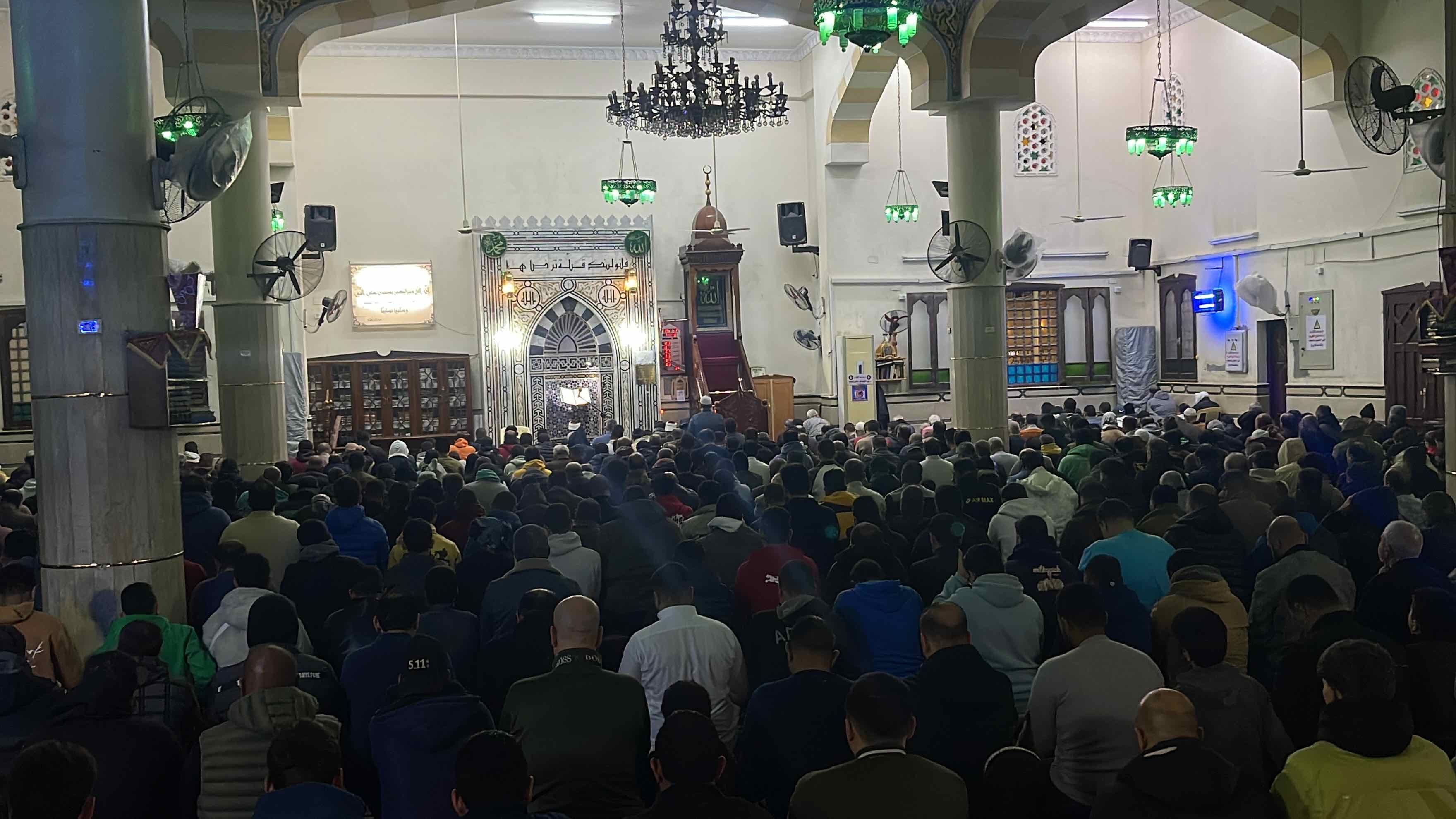 مئات المصلين يؤدون صلاة التراويح مئات المصلين يؤدون صلاة التراويح