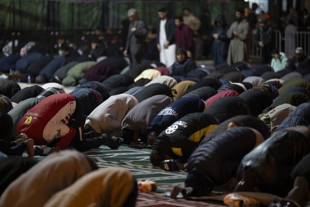 يؤدي مسلمون مغاربة صلاة التراويح في أحد شوارع الرباط، المغرب (2) يؤدي مسلمون مغاربة صلاة التراويح في أحد شوارع الرباط، المغرب (2)