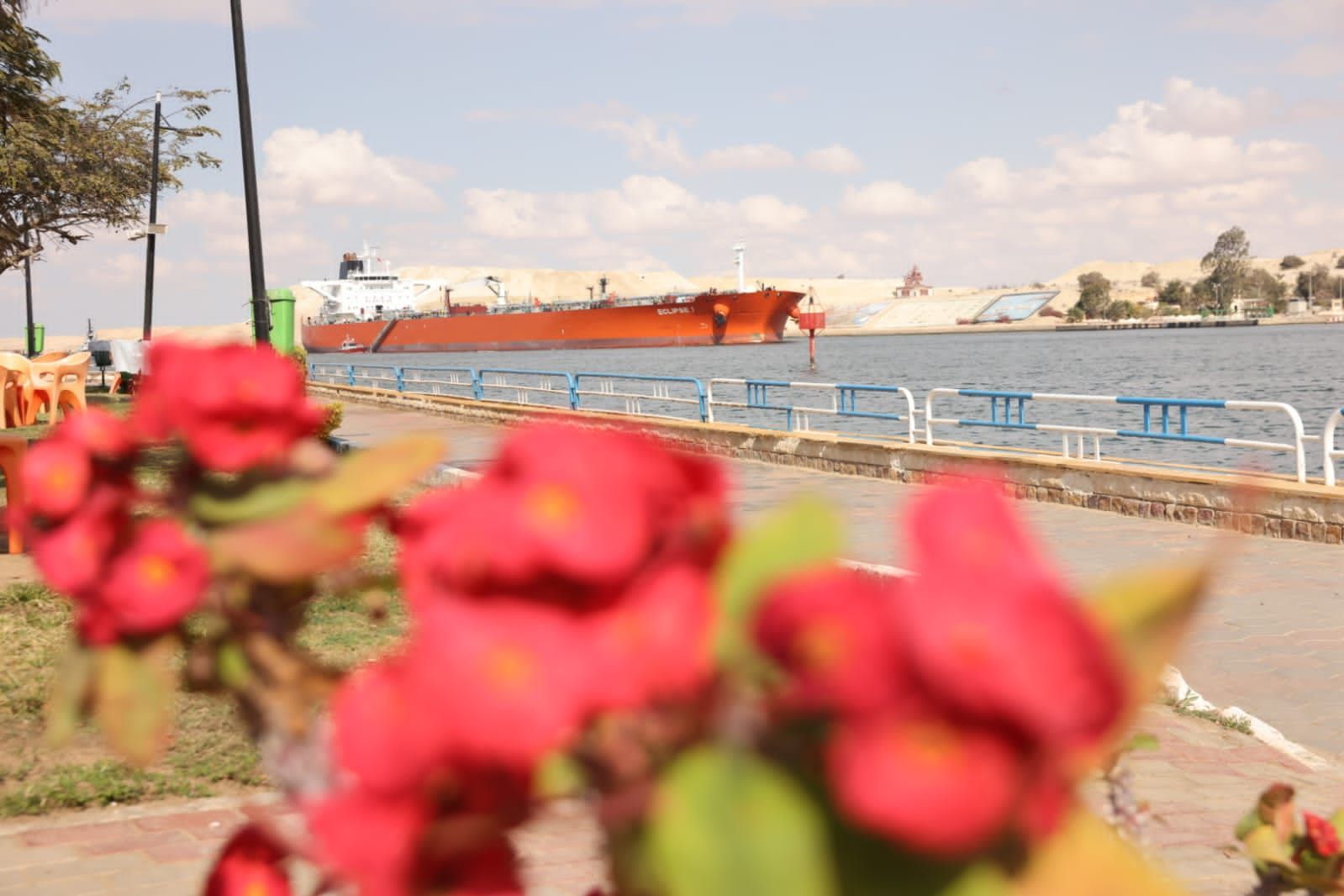 انتظام حركة الملاحة في قناة السويس اليوم الثلاثاء (3) انتظام حركة الملاحة في قناة السويس اليوم الثلاثاء (3)