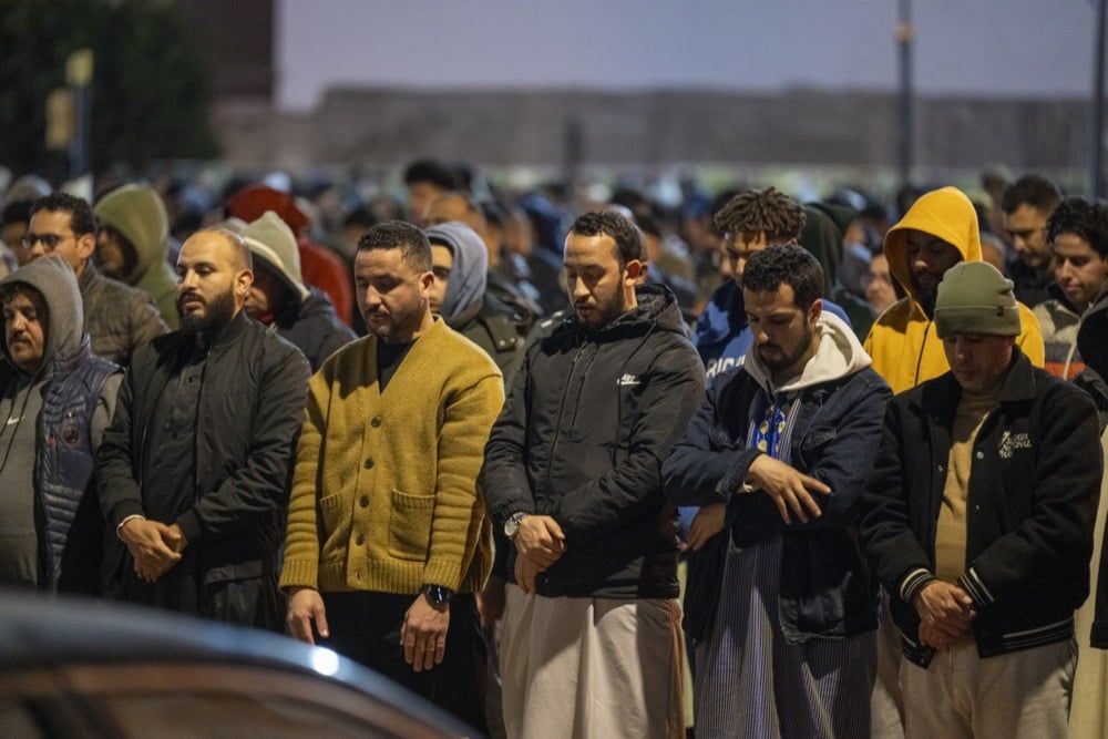 يؤدي مسلمون مغاربة صلاة التراويح في أحد شوارع الرباط، المغرب (9) يؤدي مسلمون مغاربة صلاة التراويح في أحد شوارع الرباط، المغرب (9)